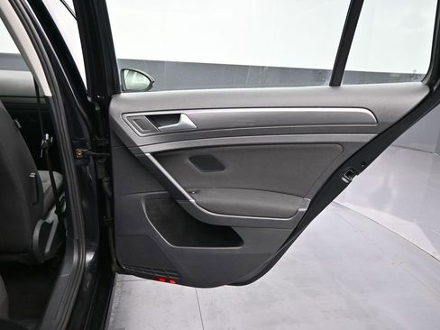 Used 2018 Volkswagen Golf S image 36