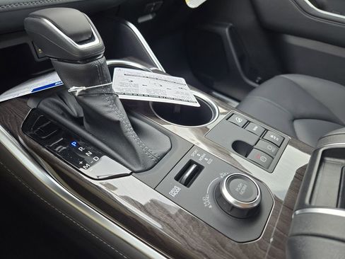 New 2026 Toyota Highlander Platinum AWD/4WD image 17