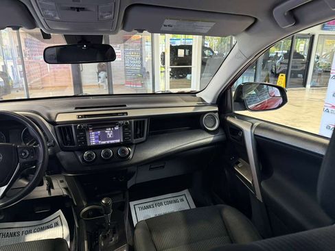 Used 2018 Toyota RAV4 LE FWD image 24