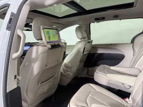 Used 2019 Chrysler Pacifica Limited w/ Advanced Safetytec Group FWD image 22