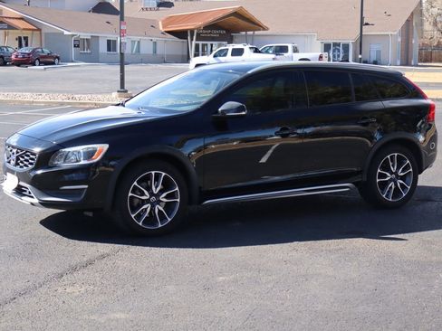 Used 2016 Volvo V60 T5 Cross Country Platinum image 10