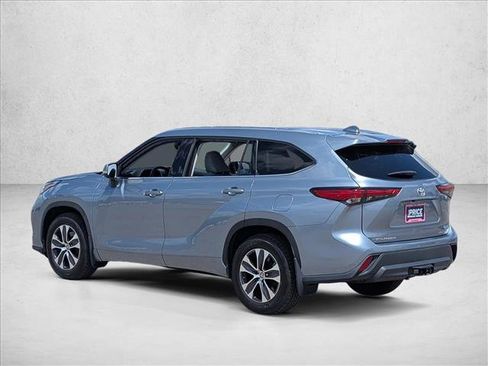 Used 2021 Toyota Highlander XLE AWD/4WD image 8