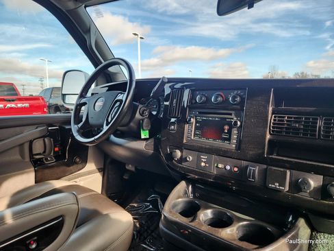 Used 2018 GMC Savana 2500 w/ Enhanced Convenience Package image 2