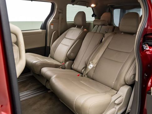 Used 2015 Toyota Sienna XLE image 17