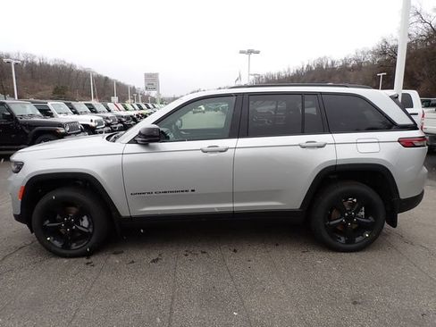 New 2025 Jeep Grand Cherokee Limited w/ Black Appearance Package AWD/4WD image 2