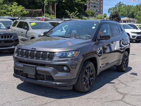 Used 2023 Jeep Compass Latitude AWD/4WD image 2