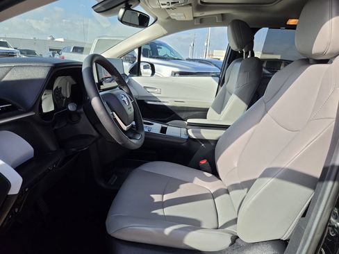 Used 2026 Toyota Sienna XLE FWD image 27
