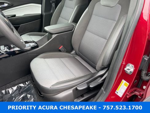 Used 2025 Chevrolet Trax LT FWD image 9