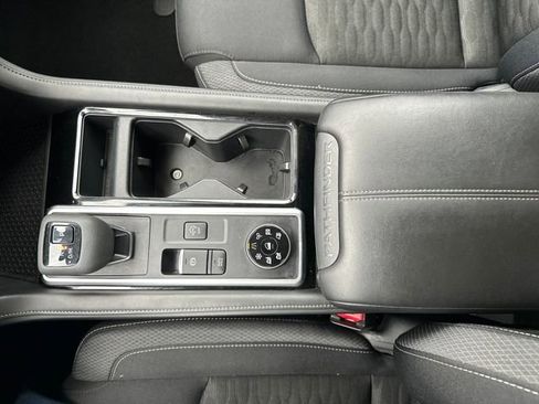 Used 2025 Nissan Pathfinder SV image 19