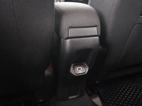Used 2019 Jeep Renegade Latitude w/ Cold Weather Group FWD image 34