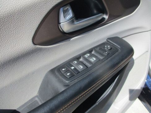 Used 2017 Chrysler Pacifica Touring FWD image 29