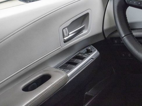 Used 2025 Toyota Sienna XLE image 17