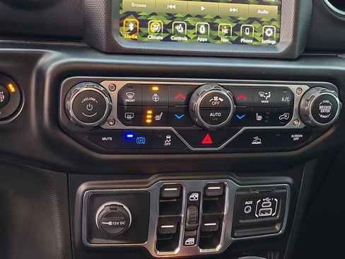 Used 2022 Jeep Wrangler Unlimited Sahara w/ Cold Weather Group image 27