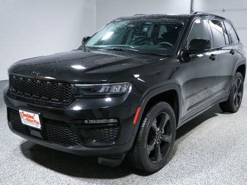 Used 2023 Jeep Grand Cherokee Limited w/ Black Appearance Package AWD/4WD image 31