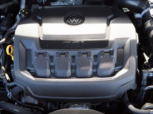 Used 2019 Volkswagen Tiguan SE image 28