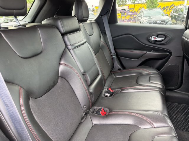 Used 2019 Jeep Cherokee Trailhawk AWD/4WD image 28