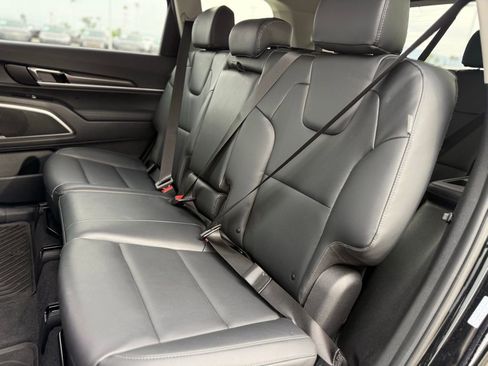 Used 2025 Kia Telluride LX image 4
