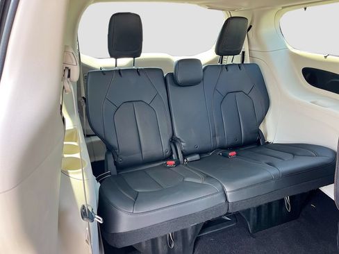 Used 2018 Chrysler Pacifica Touring-L Plus FWD image 28