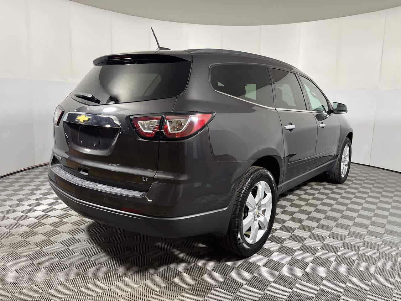 Used 2017 Chevrolet Traverse LT w/ Style and Technology Package FWD image 8