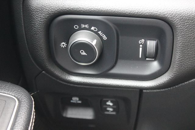 Used 2023 RAM 1500 Laramie AWD/4WD image 19