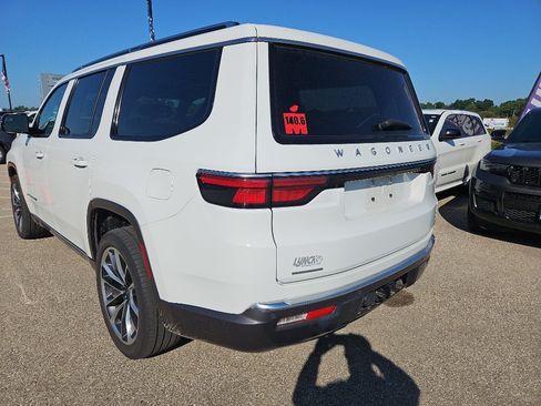 Used 2022 Jeep Wagoneer Series III w/ Premium Group I AWD/4WD image 4
