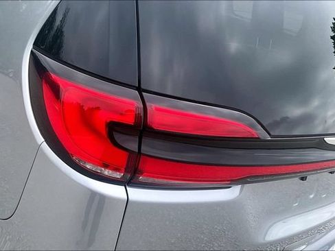 Used 2021 Chrysler Pacifica Touring-L FWD image 29