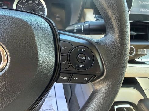 Used 2020 Toyota Corolla LE FWD image 19
