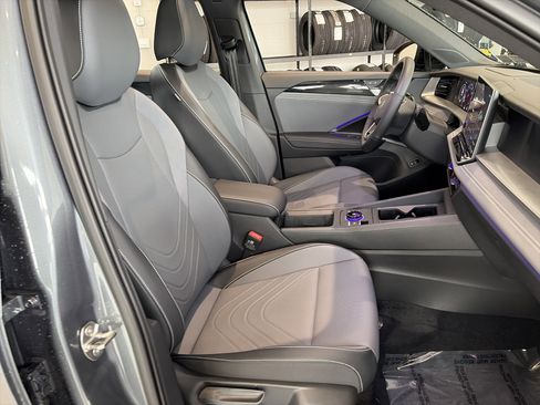 Used 2025 Volkswagen Tiguan SE R-Line image 36