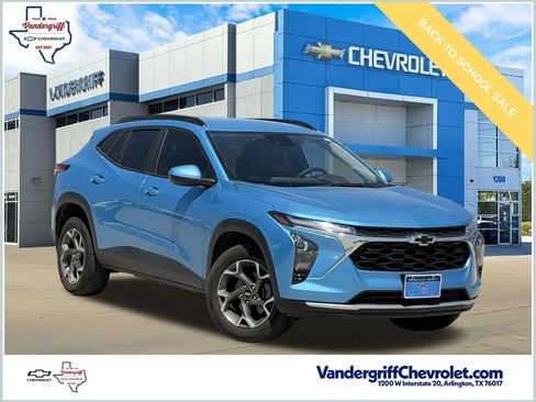 Used 2025 Chevrolet Trax LT w/ Driver Confidence Package FWD image 1