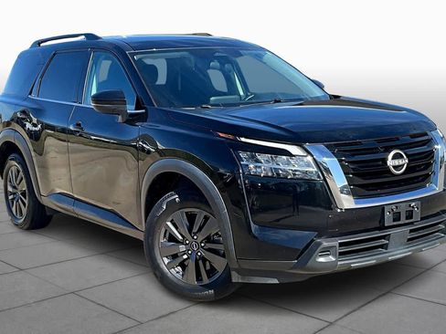 Used 2022 Nissan Pathfinder SV image 2