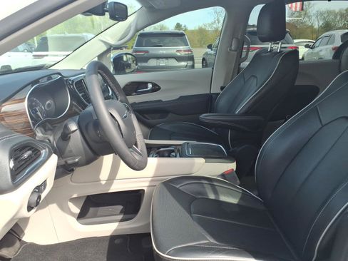 Used 2023 Chrysler Pacifica Limited AWD/4WD image 13