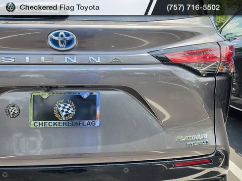 Used 2023 Toyota Sienna Platinum AWD/4WD image 7