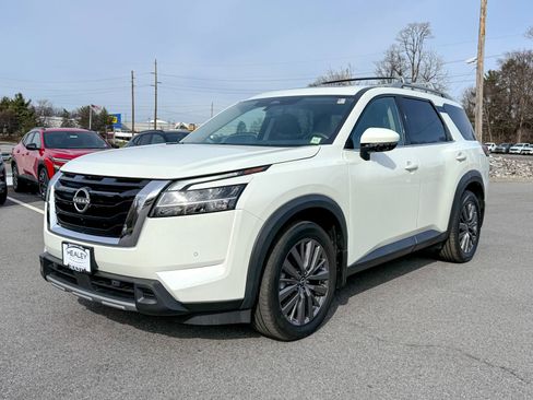 Used 2023 Nissan Pathfinder SL w/ SL Premium Package image 3