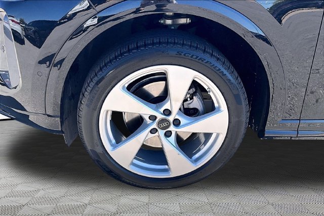 Used 2025 Audi Q5 Premium AWD/4WD image 8