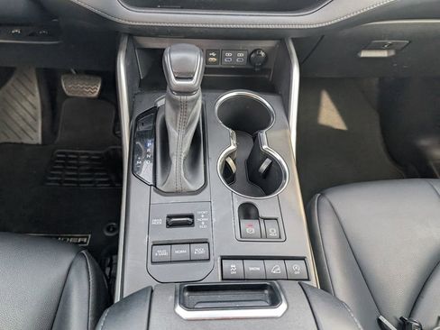 Used 2022 Toyota Highlander XLE image 25