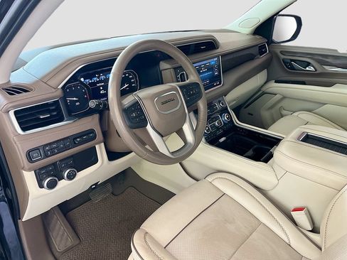 Used 2021 GMC Yukon XL Denali w/ Denali Premium Package AWD/4WD image 9