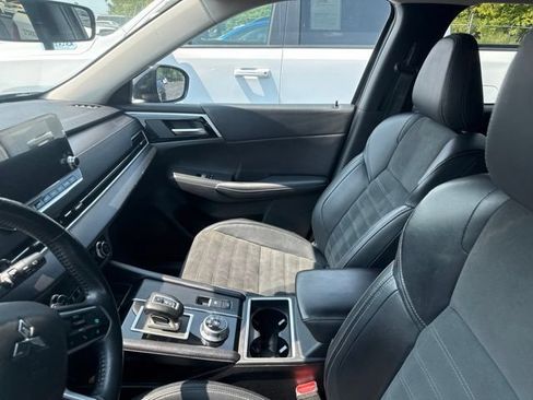 Used 2024 Mitsubishi Outlander SE Black Edition FWD image 5