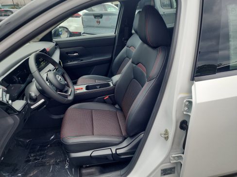 New 2025 Nissan Kicks SR image 11
