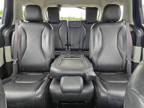 Used 2024 Kia Carnival LX FWD image 13