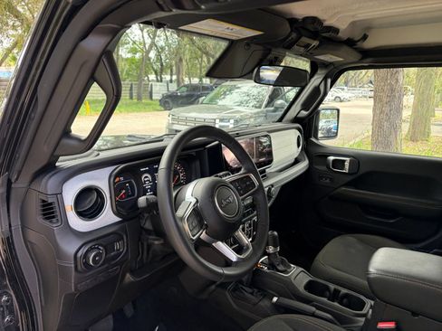 Used 2025 Jeep Wrangler Unlimited Sahara AWD/4WD image 33