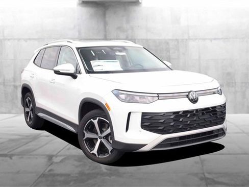 New 2025 Volkswagen Tiguan SE image 2