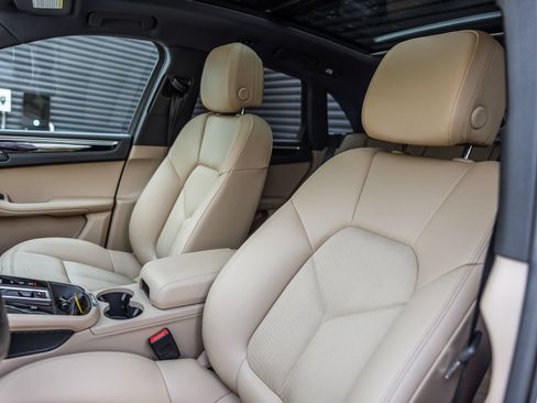 Certified 2024 Porsche Macan AWD/4WD image 5