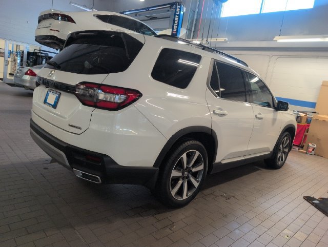 Used 2024 Honda Pilot Touring image 2
