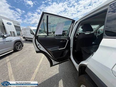 Used 2020 Toyota RAV4 XLE AWD/4WD image 25