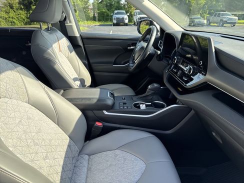 Used 2023 Toyota Highlander Bronze Edition image 34