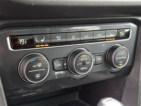 Used 2021 Volkswagen Tiguan SE w/ Panoramic Sunroof Package image 16