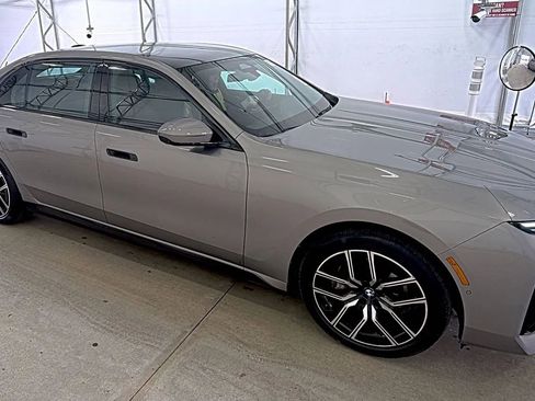 Used 2023 BMW 740i w/ Parking Assistance Package image 9
