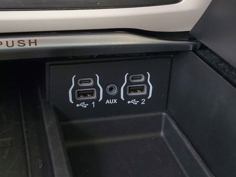 Certified 2023 Chrysler Pacifica Limited image 35