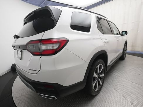 Certified 2025 Honda Pilot Touring image 13