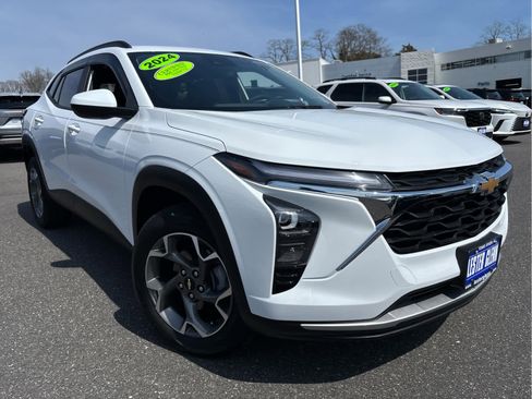 Certified 2024 Chevrolet Trax LT w/ Driver Confidence Package image 2